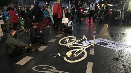 Etwa 200 Menschen versammelten sich bei der Mahnwache für die erste tödlich verunglückte Radfahrerin 2022.