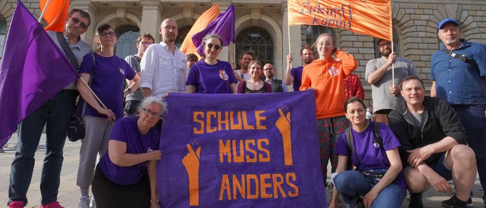 Eine Mahnwache der Kampagne "Schule muss anders" findet derzeit vor dem Berliner Abgeordnetenhaus statt.