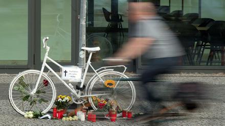 Immer wieder müssen Geisterräder in Berlin aufgestellt werden, weil Radfahrer im Straßenverkehr ums Leben kommen.