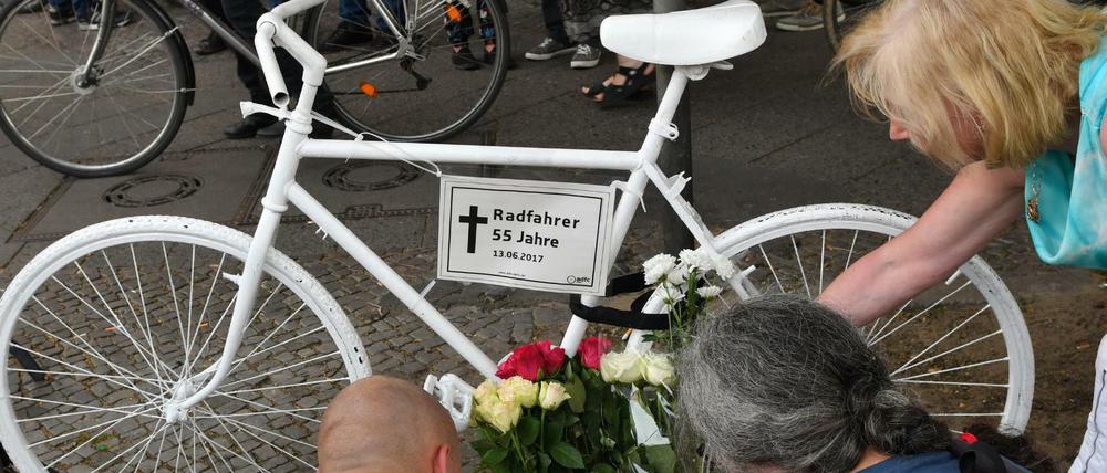 Radfahrer gedenken am 15.06.2017 in Berlin auf der Hermannstraße in Neukölln einem verstorbenen Radfahrer.