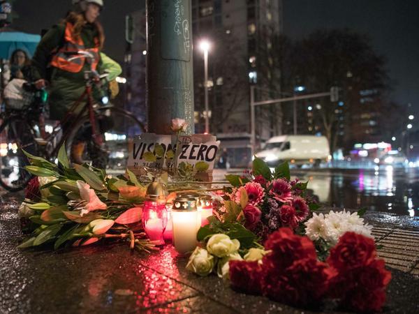 Mit Blumen und Kerzen wird am Kottbusser Tor an die verstorbene Radfahrerin erinnert. 