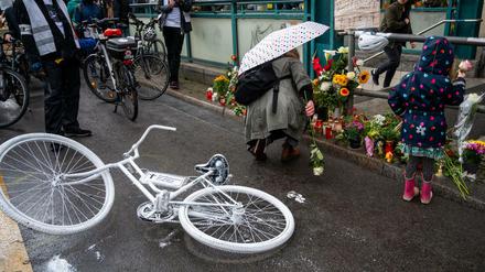 Bei einer Mahnwache nach dem tödlichen Unfall wurden Blumen und ein weißes Fahrrad an die Unfallstelle gelegt.