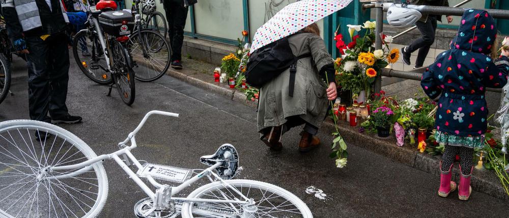 Bei einer Mahnwache nach dem tödlichen Unfall wurden Blumen und ein weißes Fahrrad an die Unfallstelle gelegt.