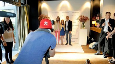 Neue Netzwerke: Designerin Malaika Raiss (Mitte) mit Brands4Friends-Chef Bjorn Kvarby und einem Model auf ihrer Aftershow-Party