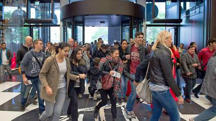 Hunderte stürmten am Eröffnungstag in die neue "Mall of Berlin".