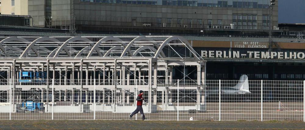 Flüchtlingsdorf. Im Hauptgebäude des ehemaligen Flughafens Tempelhof soll ein „Ankommenszentrum“ für Asylbewerber entstehen.