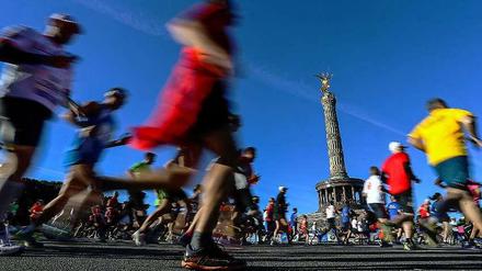 Marathon-Läufer auf der Straße des 17. Juni (Archivbild).