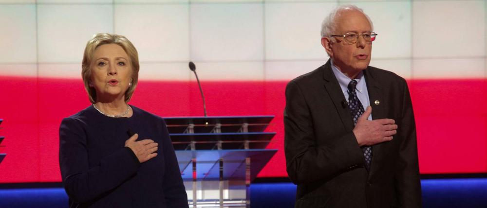 Hand aufs Herz. Hillary Clinton und Bernie Sanders konkurrieren bei den US-Demokraten um die Präsidentschaftskandidatur.  