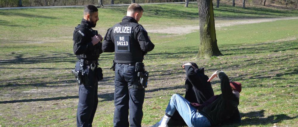 Die Berliner Polizei, hier in der Hasenheide, überprüft überall in der Stadt, ob sich die Menschen an die Corona-Regeln halten.