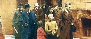 1931 in der Waisenstraße: Der Knabe im gelben Pullover ist Jonny. Der Herr mit Gehstock und Hut in der Hand Charlie Chaplin.