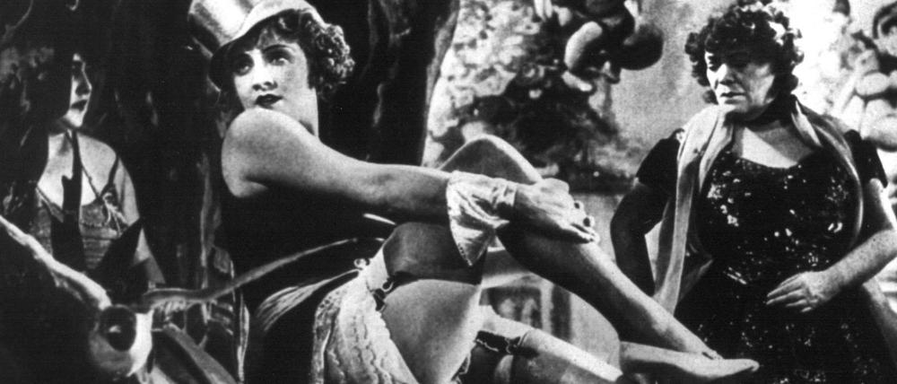 Berühmte Pose. 1929 und 1930 wurde der Film mit Dietrich als "Lola Lola" in Neubabelsberg gedreht.
