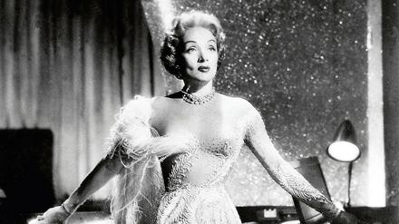Diese Aufnahme der Dietrich entstand 1955 bei der Eröffnung des Sahara Hotels in Las Vegas. Am Sonntag lädt das Kino Arsenal in der Potsdamer Straße zur Vorführung eines Dokumentarfilms über sie mit szenischer Lesung. 