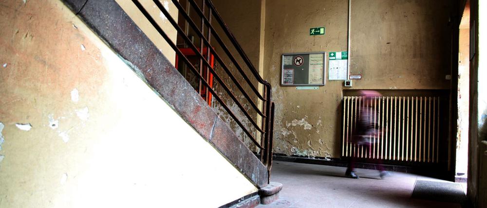 Blick in das Treppenhaus einer Grundschule in Berlin. Rot-Rot-Grün will sich auf die Sanierung von Schulen konzentrieren. 