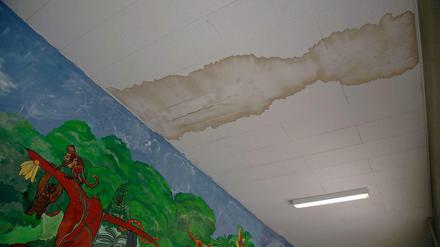 Undichte Dächer und Wasserflecken in Schulgebäuden gehören zu den Folgen des Sanierungsstaus