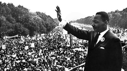 Bürgerrechtler Martin Luther King bei der Großkundgebung vom 28. August 1963 am Lincoln Memorial in Washington. Mehr 200.000 Menschen demonstrierten gegen die rassistische Benachteiligung der afroamerikanischen Bevölkerung. Höhepunkt der Versammlung war Kings berühmte Rede "I have a dream", in der er die Vision einer Gesellschaft gleichberechtiger Bürger beschwor, in der die Hautfarbe keine Rolle mehr spielt.