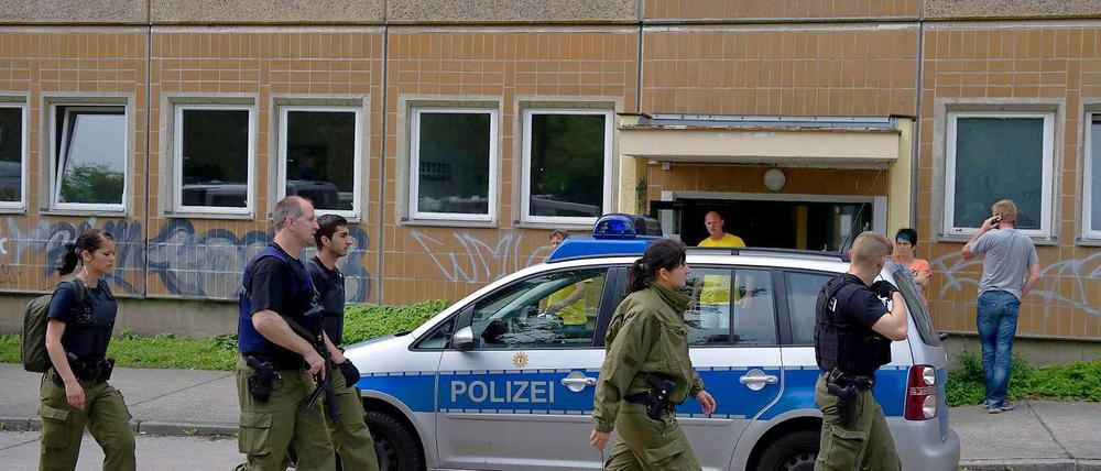 Polizisten durchsuchen das Schulgelände in Marzahn.