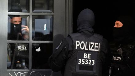Polizisten vor einigen Tagen in Berlin-Neukölln. Festgenommen wurde ein Mann aus dem Remmo-Clan.