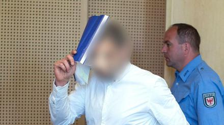 Mario K. verdeckt während seines Prozesses sein Gesicht mit einem Hefter. (Archivbild 2015)