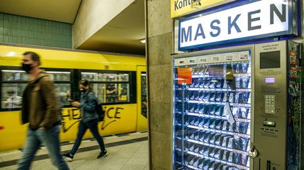 Die Pandemie wird zum Alltag. Ein Maskenautomat am U-Bahnhof Turmstraße.