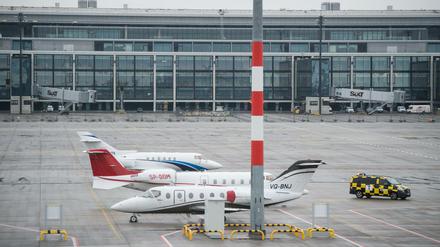 Der Flughafen BER soll nach letzten Schätzungen rund 6,6 Milliarden Euro kosten. Ob die vorhandenen Kredite und Eigenmittel reichen soll bid zum Frühjahr 2018 feststehen.