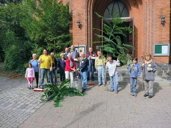 Die Mitglieder der Matthäus-Gemeinde in Steglitz haben rund um ihre Kirche Unkraut entfernt.