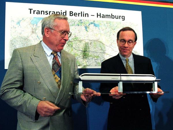 Eckardt Rohkamm, Vorstandschef des Transrapid-Herstellers Thyssen (l.), und Bundesverkehrsminister Wissmann (CDU), 1996.
