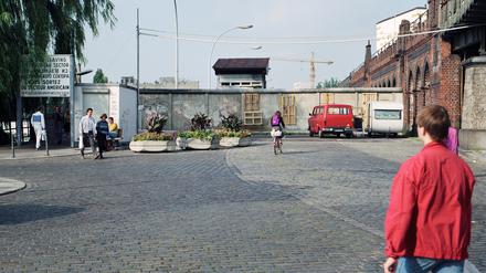 Mitte 1990 sperrte die Mauer noch die Oberbaumbrücke an der Grenze von Friedrichshain und Kreuzberg für Autos.