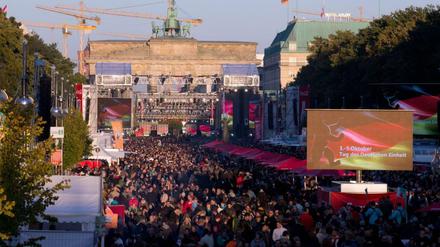 zahlreiche Menschen feiern das Fest zur Deutschen Einheit am 3. Oktober 2013 vor dem Brandenburger Tor in Berlin. 