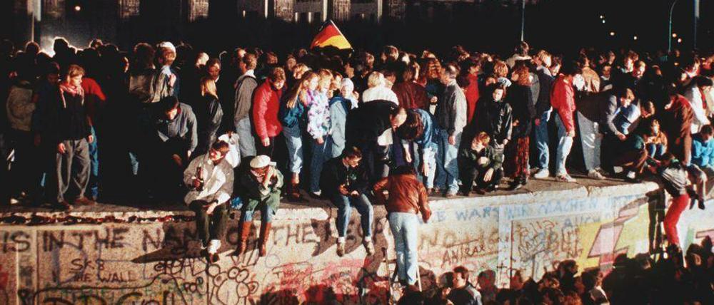 Berlins Regierender Bürgermeister Wowereit fordert mehr Engagement vom Bund bei den Feierlichkeiten zum 25. Jubiläum des Mauerfalls.