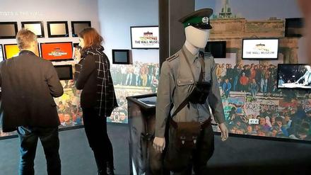 Viele Bildschirme, wenig Exponate: Das neue Mauer-Museum an der East Side Gallery
