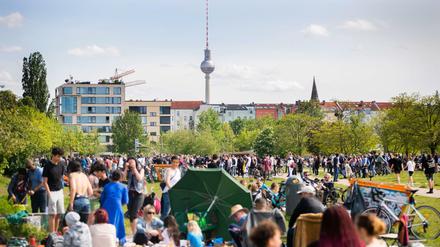 Menschen genießen einen warmen Juli-Tag im Mauerpark in Berlin.