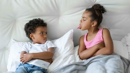 Provozieren und konkurrieren: Geschwisterrivalität kann Eltern in den Wahnsinn treiben.