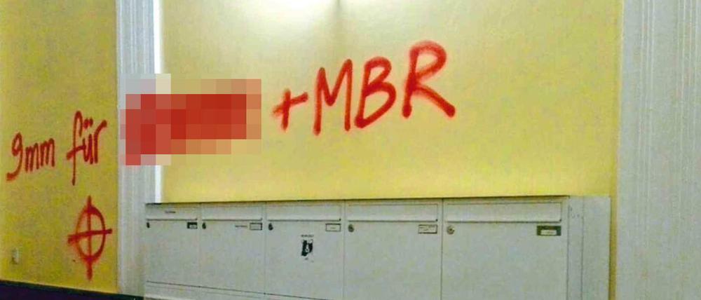 Die Drohungen an der Hauswand eines Mitarbeiters der MBR. 