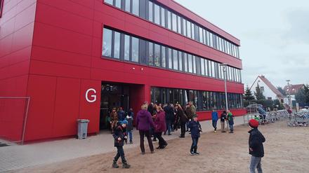 Hochbetrieb in den Osterferien: Die Hortkinder und die Besucher des nagelneuen "MEB" an der Grundschule am Berg.
