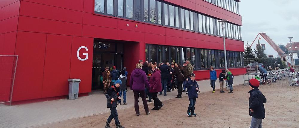 Hochbetrieb in den Osterferien: Die Hortkinder und die Besucher des nagelneuen "MEB" an der Grundschule am Berg.