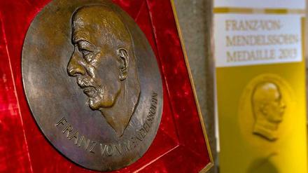 Die Medaille. Benannt ist die Auszeichnung nach dem Bankier und Wohltäter Franz von Mendelssohn (1865–1935).