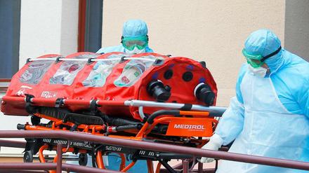 Medizinisches Personal in Weißrussland beim Transport einer Patientin mit dem Coronavirus. 