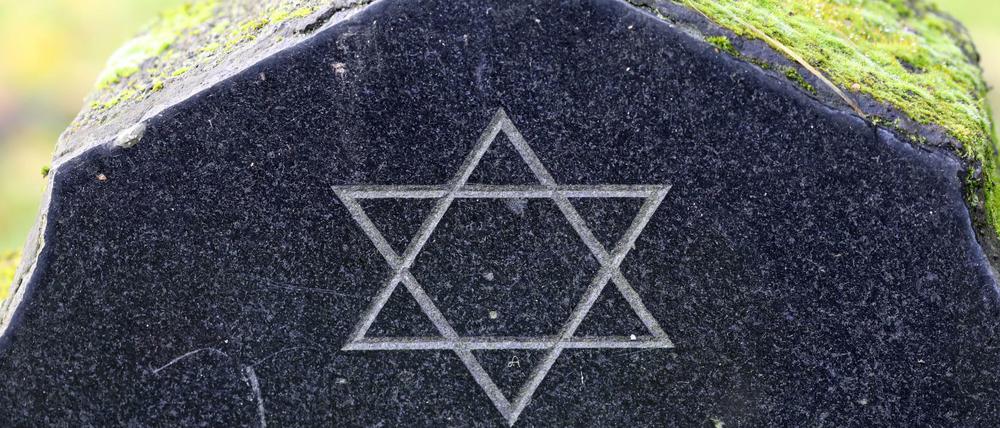 Ein Davidstern auf einem Grabstein auf dem Jüdischen Friedhof. 