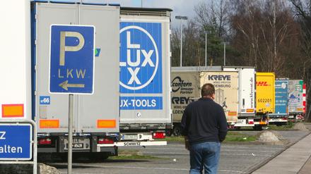Symbolbild: Lastwagen stehen auf der Autobahnraststätte Wülferode an der BAB 7 bei Hannover. Auf einem Rasthof in Brandenburg wurden vier Afghanen aus einem Lkw gerettet.
