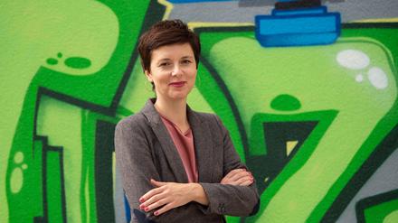 Die Berliner Integrationsbeauftragte Katarina Niewiedzial steht vor einem Wandbild im IT-Dienstleistungszentrum Berlin. 