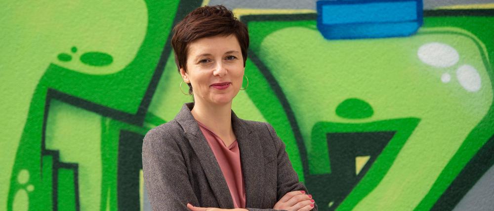 Die Berliner Integrationsbeauftragte Katarina Niewiedzial steht vor einem Wandbild im IT-Dienstleistungszentrum Berlin. 