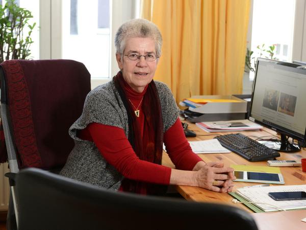 Elke Schillling, Diplom-Mathematikerin, ruft die Telefonhotline „Silbernetz“ ins Leben. Einen 24-Stunden-Dienst für Einsame, die reden wollen.  