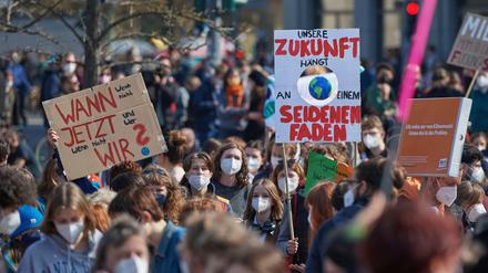 Mehrere Tausend Menschen haben am Freitag in Berlin beim Klimastreik der Bewegung Fridays for Future demonstriert. 