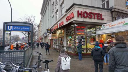 An der Ecke: Der Asia-Imbiss vor dem U-Bahnhof Mehringdamm, an dem sich der Übergriff zutrug.