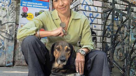 Kiezerfahren. Melanie Knies (hier mit ihrer Hündin Gioia am Mariannenplatz) gründete die Agentur „Berlin mit Hund“.