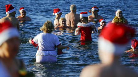 Traditionelles Weihnachtsschwimmen im Orankesee.