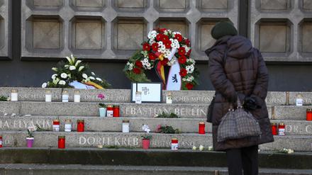 Der Riss im Boden der Stufen am Breitscheidplatz erinnert an die Verstorbenen.