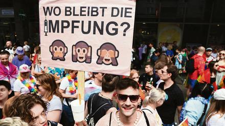 Auch die Demonstranten auf dem Christopher Street Day fragten sich bereits, wo Nachschub für die Affenpocken-Impfung in Berlin bleibt. 