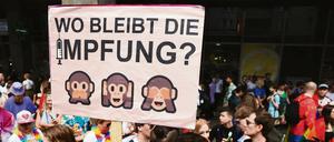 Auch die Demonstranten auf dem Christopher Street Day fragten sich bereits, wo Nachschub für die Affenpocken-Impfung in Berlin bleibt. 