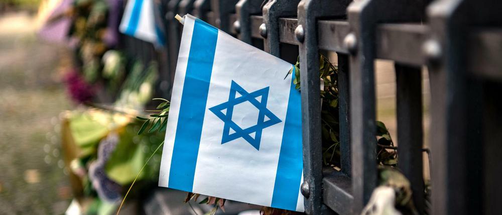 Eine israelische Fahne ist an einem Gitter vor der Neuen Synagoge zu sehen.